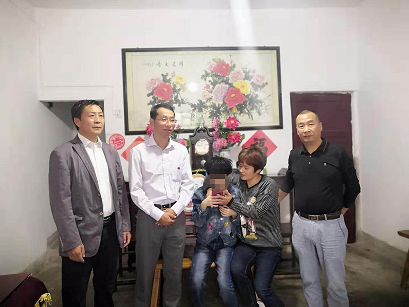 主題教育正當時 志愿服務(wù)暖民心——區(qū)城建投公司黨支部開展志愿服務(wù)、點亮“微心愿”黨日活動