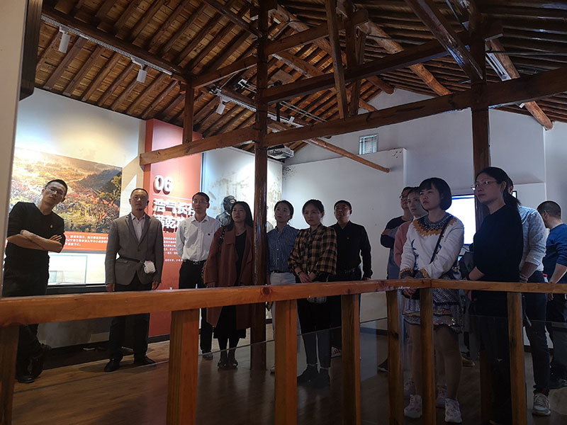 區(qū)城建投黨支部開展革命傳統教育“緬懷先烈、重溫誓詞”主題黨日活動